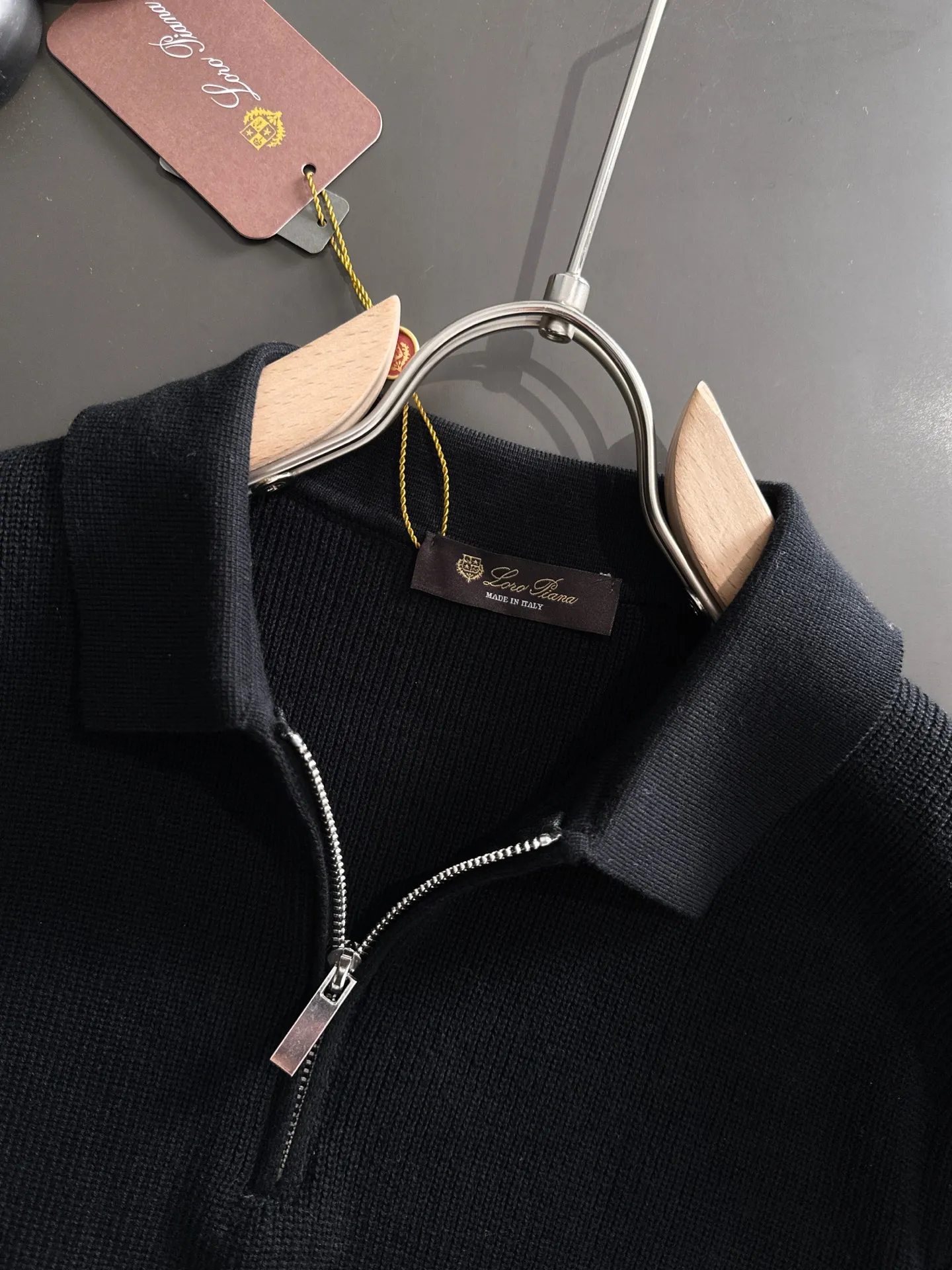 Next day shipment LP high quality Loro Piana 26ss New Arrival men's short-sleeved T-shirt Made of combed cotton yarn knitted cotton fabric, no pressure when entering and exiting the counter Exclusive control of raw materials It feels substantial when weighed, and the upper body is more textured than ordinary T-shirts. This texture can cope with the weather easily and is suitable for both hot and cold! Loose fit design, looks noble. The only correct version is available Size: M to XXXL